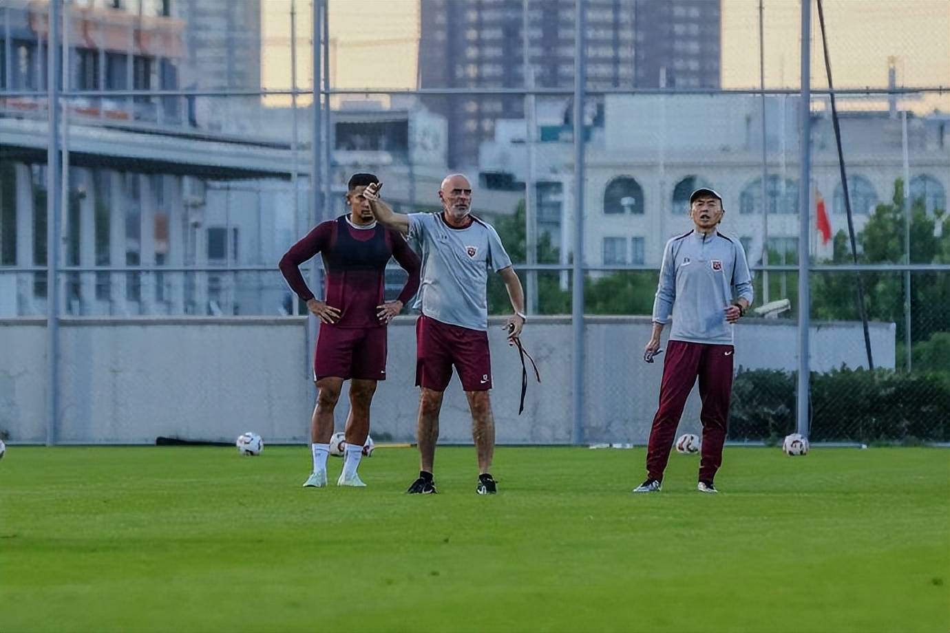 三亿平台 -英超今晚走向成谜，上海海港队长鼓劲，话题不断，阵容厚度经受考验 