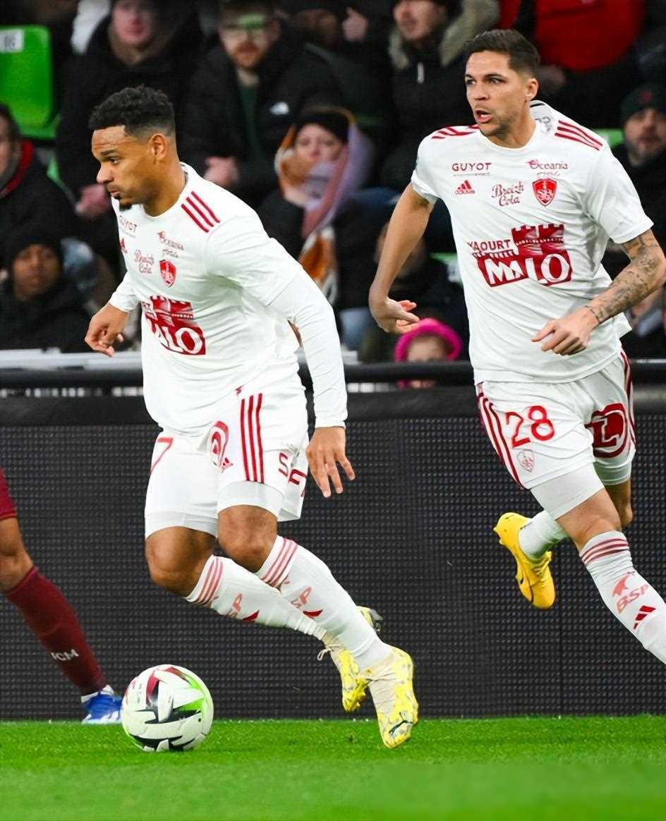 法甲赛前走向成谜；斯图加特再遭质疑；震撼外界；资深球员宣示担当 