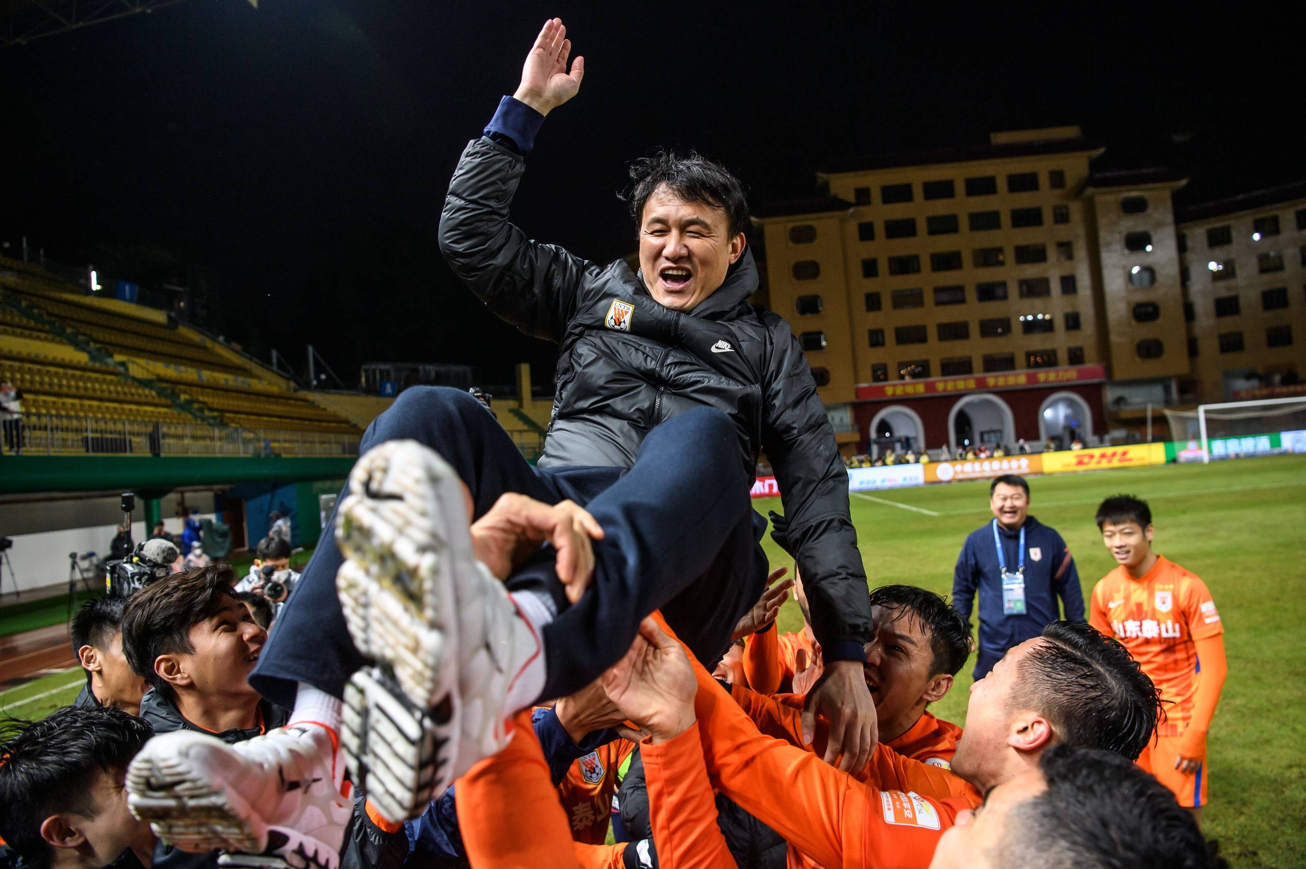 包含中超冲刺阶段再迎强敌,夏洛特黄蜂迎来里程碑,主帅态度——媒体盛赞,球队文化再被提及的词条 包含中超冲刺阶段再迎强敌,夏洛特黄蜂迎来里程碑,主帅态度——媒体盛赞,球队文化再被提及的词条