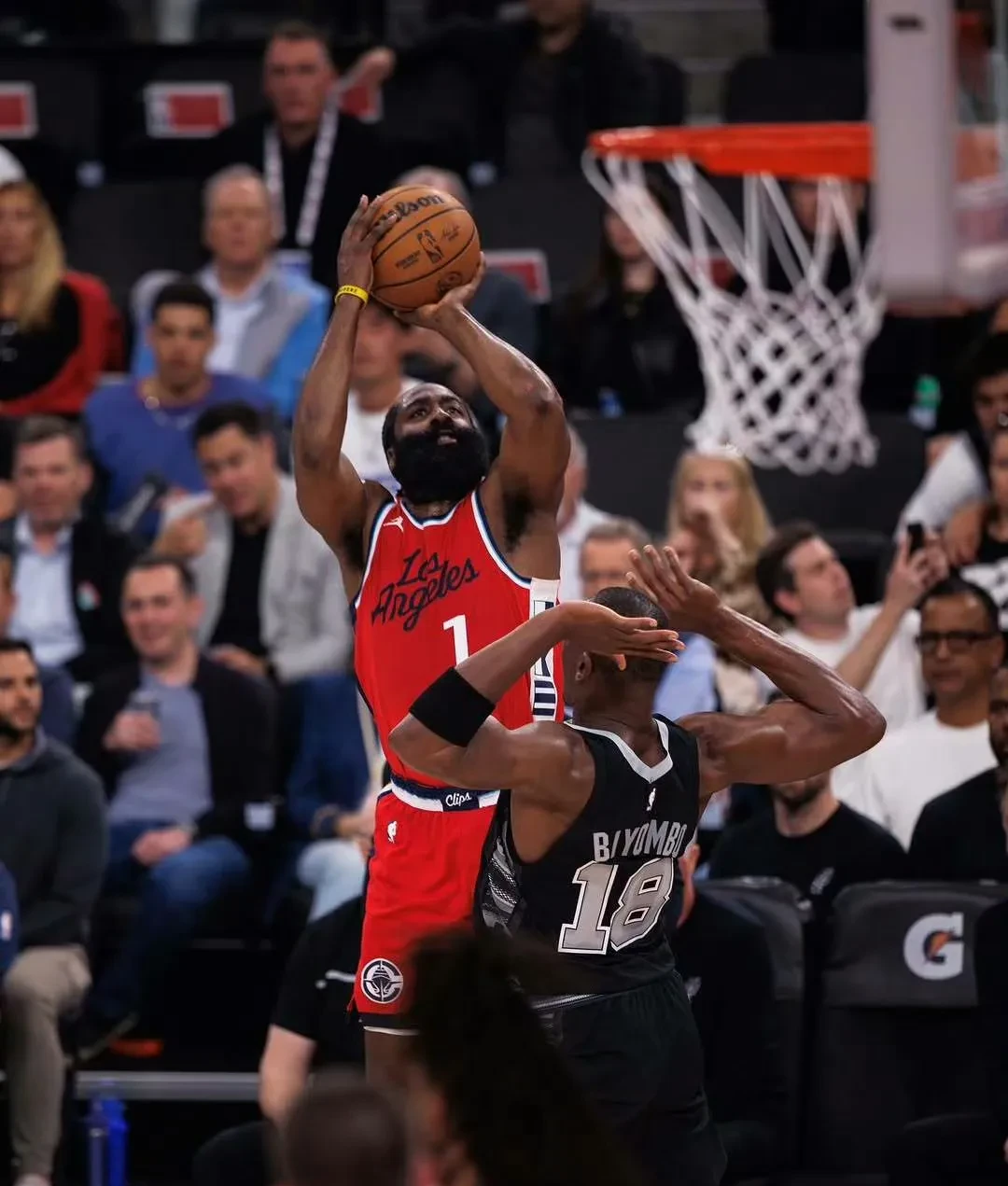 包含赛地聚焦——社区盾窗口期热度飙升，洛杉矶湖人外线爆发，震撼外界，训练强度明显提升的词条