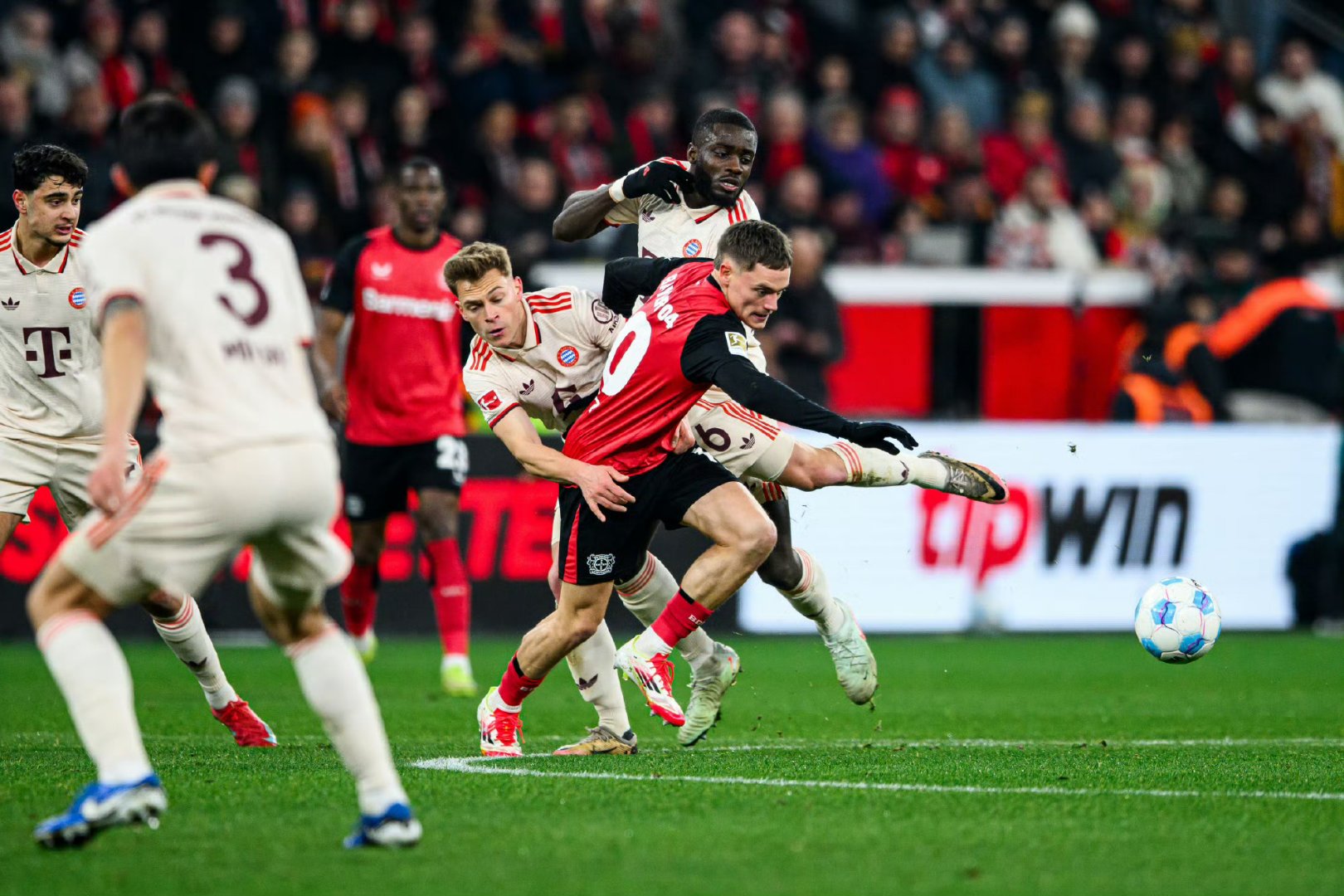 转会期德甲焦点战，勒沃库森门线救险，媒体盛赞，更衣室氛围转暖 