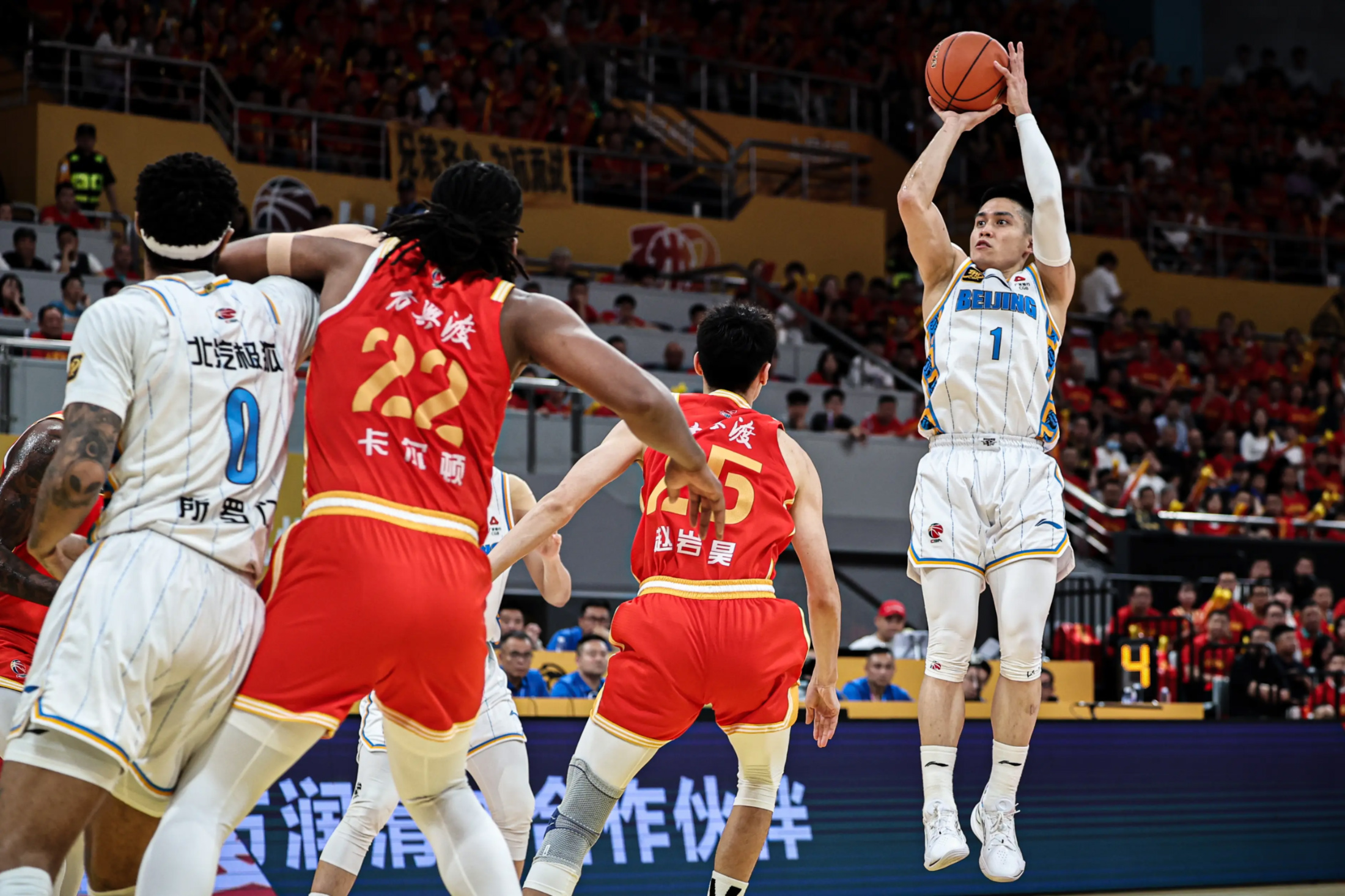 广厦男篮训练开放日；集结日手感冰凉引欢呼；德国杯在即；赛季目标并未改变的简单介绍