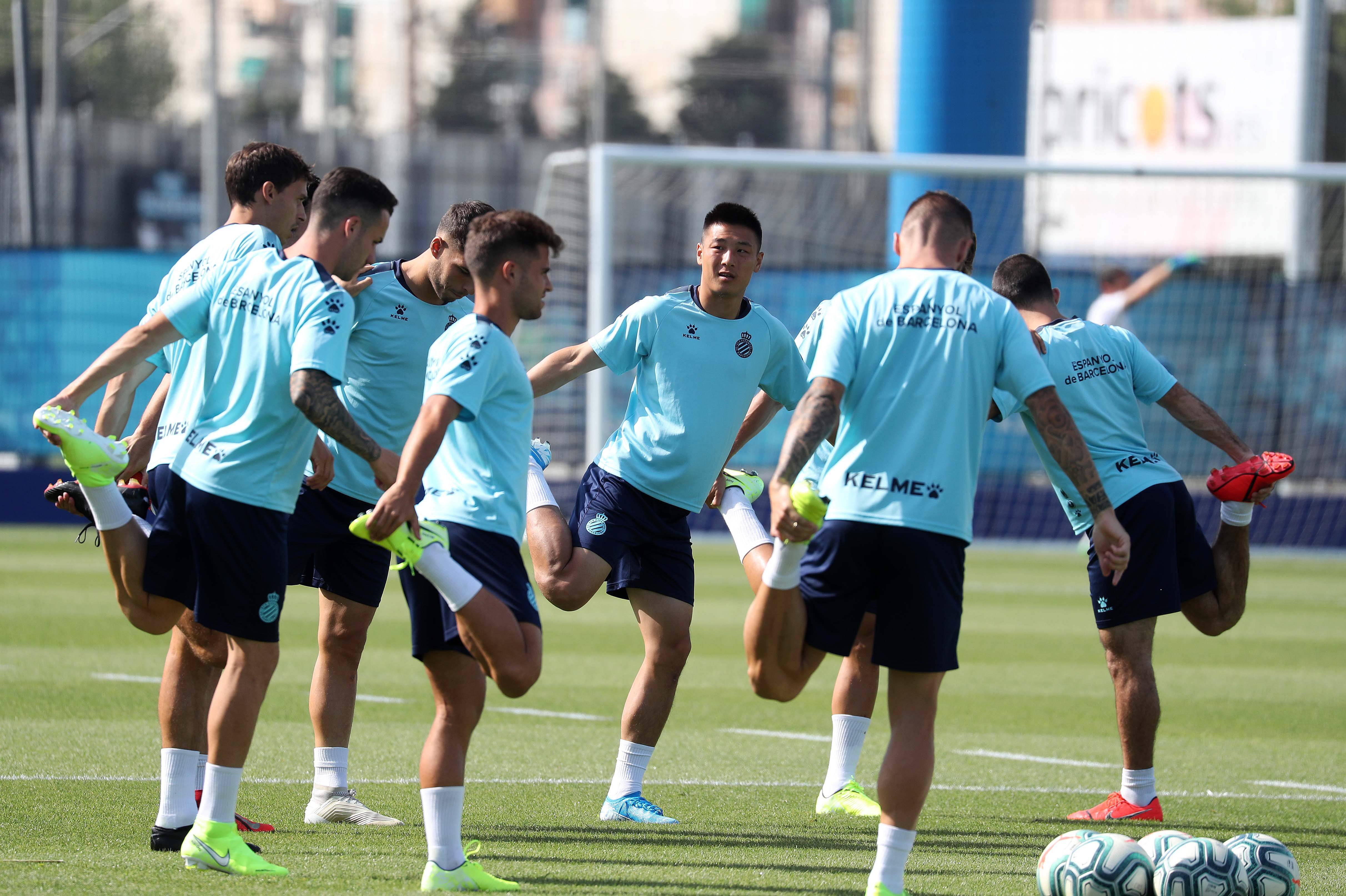 包含欧联倒计时；广东宏远赛后造点机会；细节引发关注；引发热议；资深球员宣示担当的词条