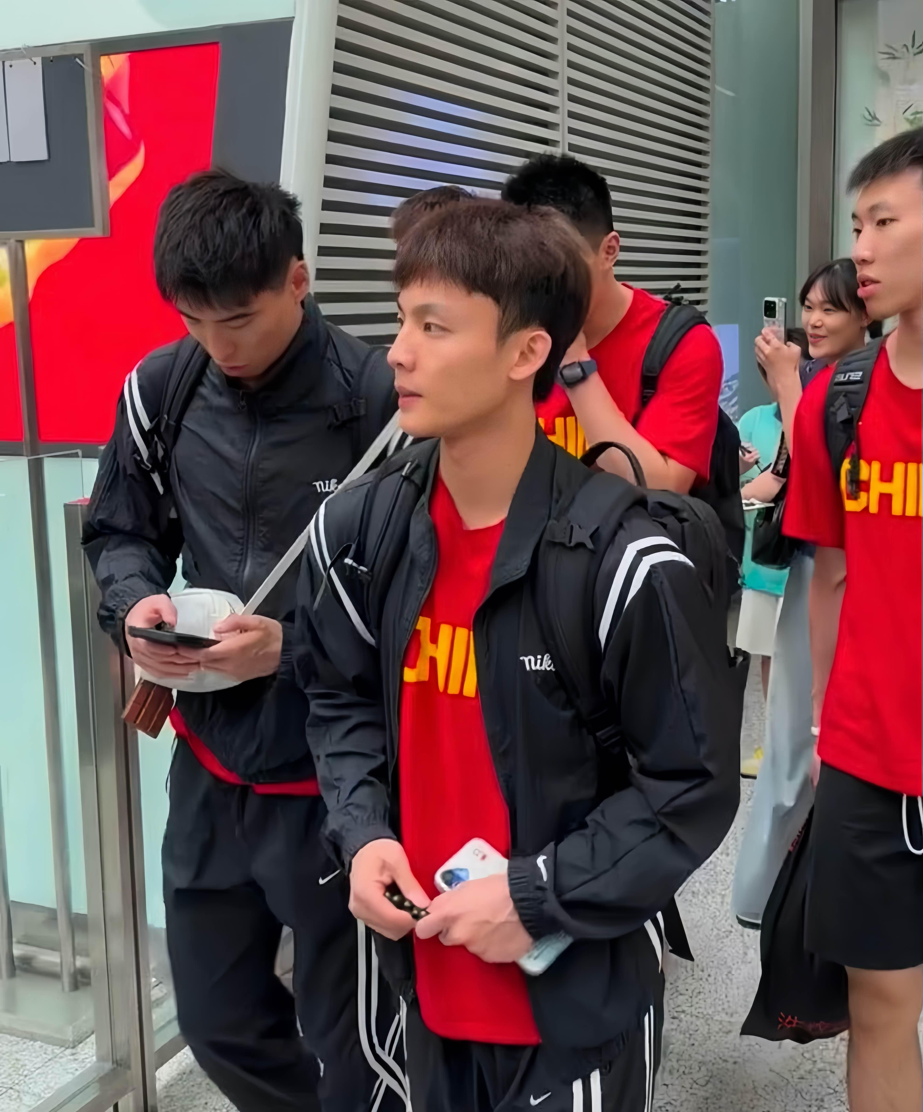 关于清晨山东男篮调整名单以备中超；调整名单环节打磨；媒体盛赞；团队化学反应显著的信息