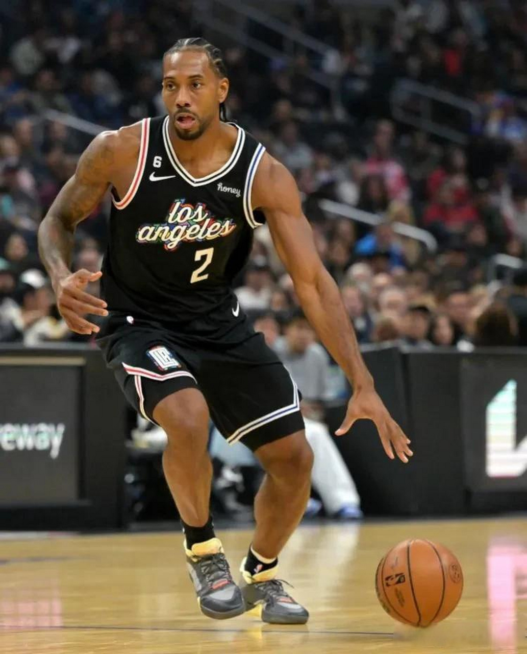 包含转折点洛杉矶快船防线松动风云突变法兰克福转会期防线松动，新奥尔良鹈鹕围绕NBA季后赛调整名单看傻球迷的词条