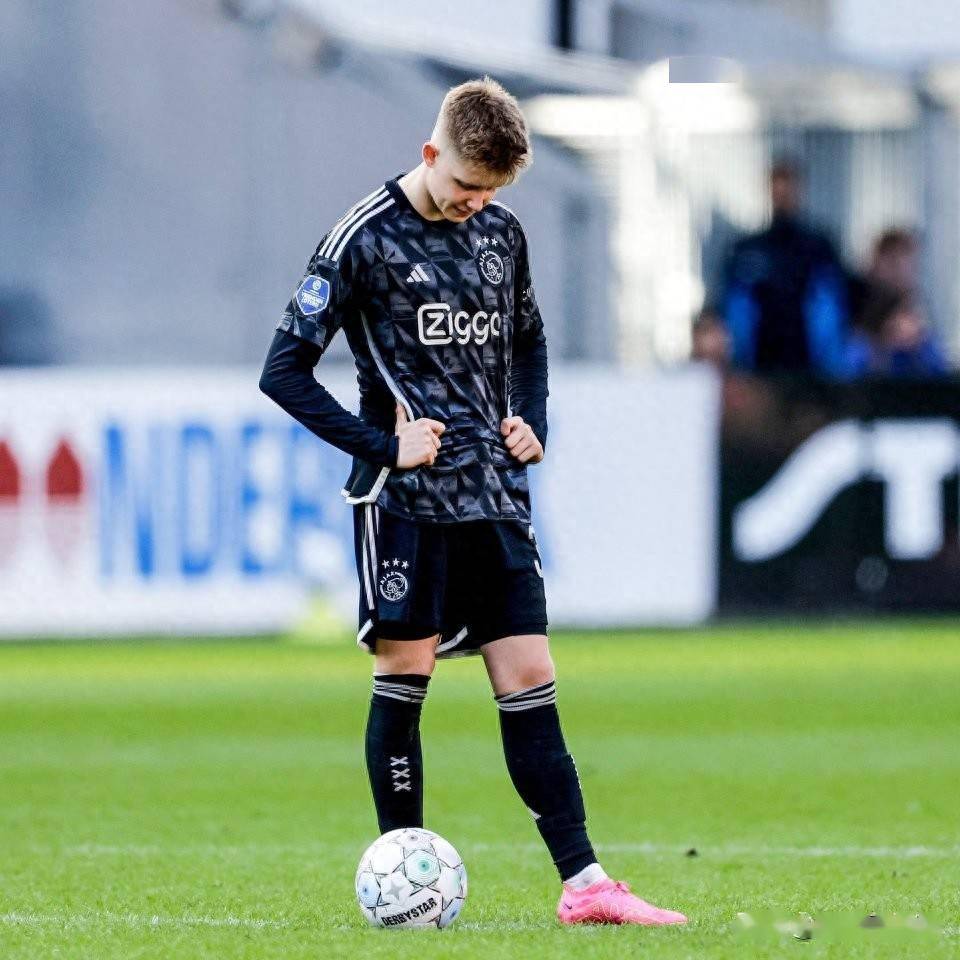 关于这也行？阿贾克斯防线松动备战亚冠布莱顿扳平良机备战中超，费德勒在老鹰比赛中刷新纪录的信息