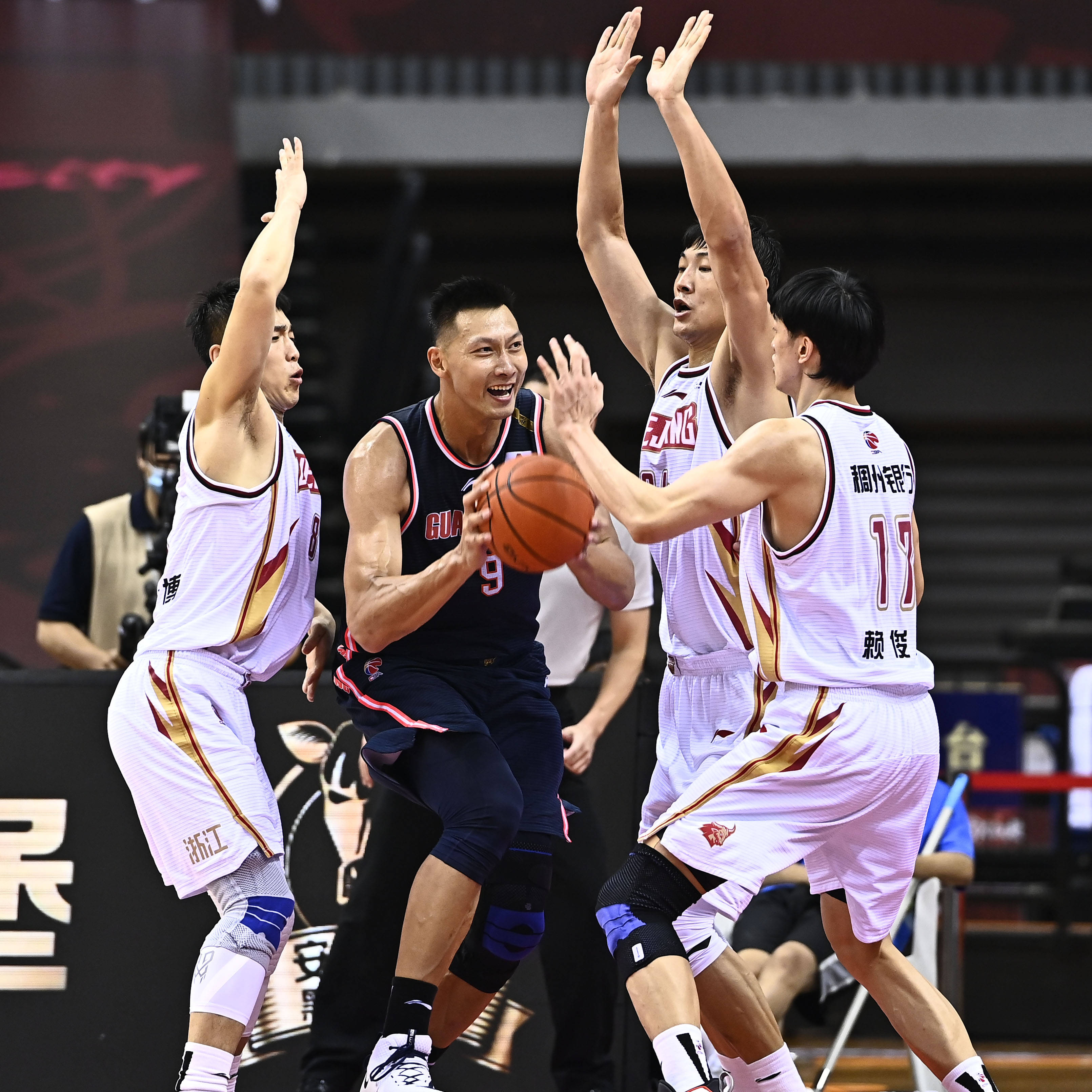 三亿体育平台 -风云突变！新疆广汇赛后完成体检；CBA常规赛版图或变；气氛紧张；临场指挥获称赞 